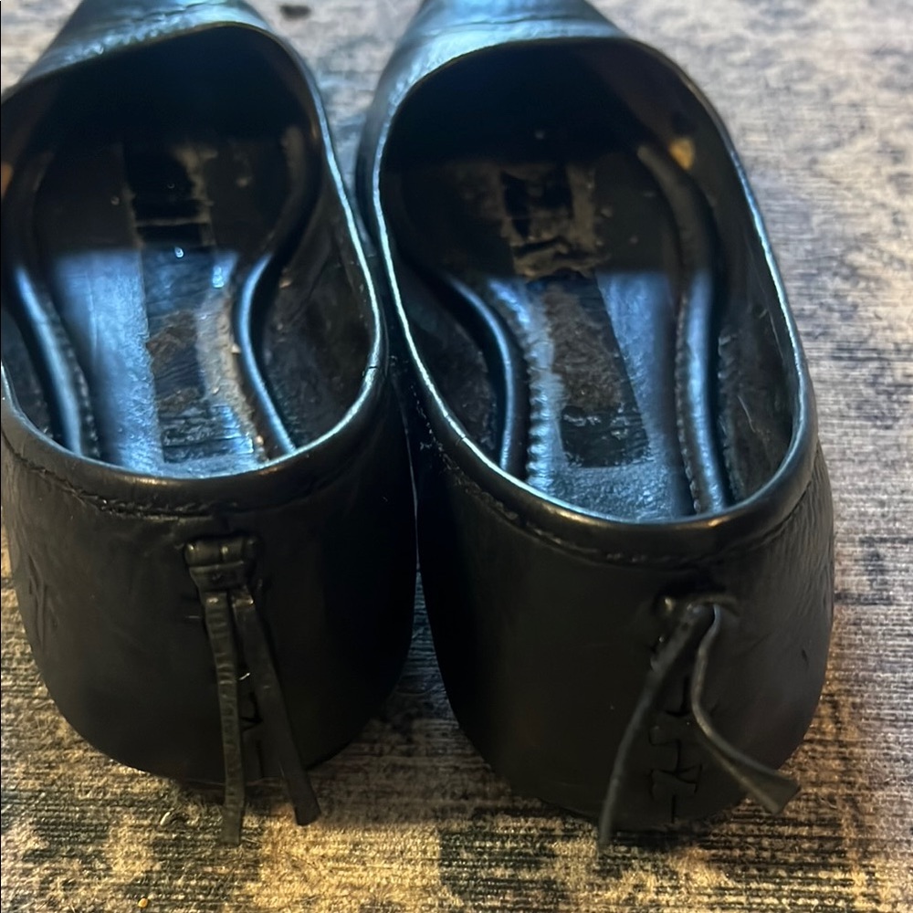 Frye Carson Black Leather Flats - Picture 2 of 5